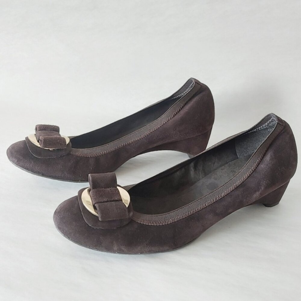 Stuart Weitzman Beaudelair Retro Suede Wedge Pump Size 8 Bow Low Heel Slip-on - Picture 1 of 13
